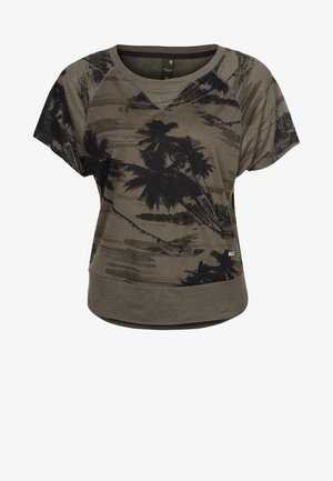 Camiseta de manga corta en color oliva con un estampado de palmera negra, escote redondo y un ajuste casual con un dobladillo en la parte inferior.