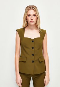 Olijfgroen gestructureerde vest met een vierkant decolleté, korte mouwen, vijf zwarte knopen en twee zijzakken. Glad, op maat gemaakt stof.