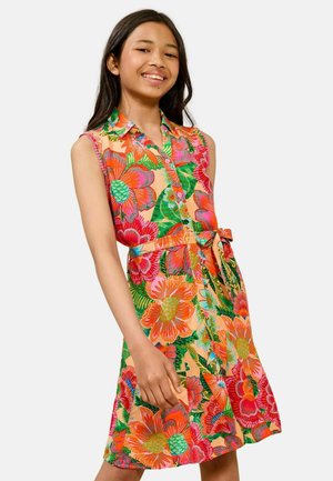 Blumenkleid mit ärmellosem Design, das in leuchtenden Rosa-, Orange- und Grüntönen gehalten ist. Mit einem Taillengürtel und einer durchgehenden Knopfleiste.