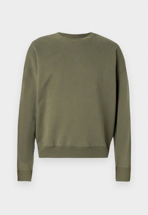 Jednoduchý olivovo-zelený crewneck sveter s dlhými rukávmi a ribovanými manžetami a lemom, zobrazený na neutrálnom pozadí.