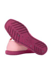 Calzature caratterizzate da una tomaia rosa con una texture liscia, completata da una suola fucsia a contrasto con battistrada decorato per una maggiore aderenza.