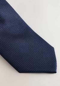 Marineblaue strukturierte Krawatte mit geometrischem Muster, schmaler Breite und spitzem Ende, aus einem gewebten Stoff gefertigt.
