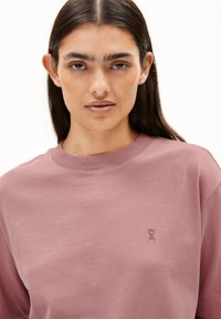 Helles rosa Oversized-Sweatshirt aus weichem Baumwollmix, mit einem gerippten Rundhalsausschnitt und einem kleinen gestickten Logo auf der linken Brust.