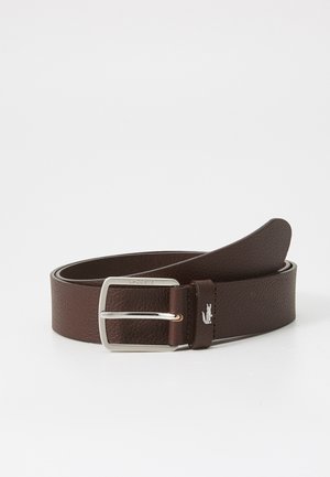 Ceinture en cuir marron texturé avec boucle rectangulaire argentée et petit logo crocodile argenté sur la boucle de ceinture.