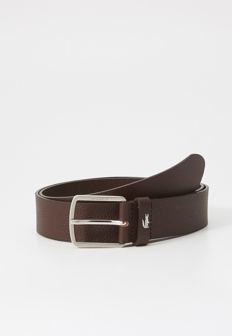 Ceinture en cuir marron texturé avec boucle rectangulaire argentée et petit logo crocodile argenté sur la boucle de ceinture.
