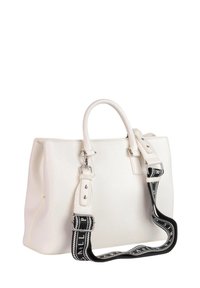 Borsa in pelle bianca con design strutturato, doppi manici superiori e tracolla rimovibile con motivo bianco e nero. Texture liscia.