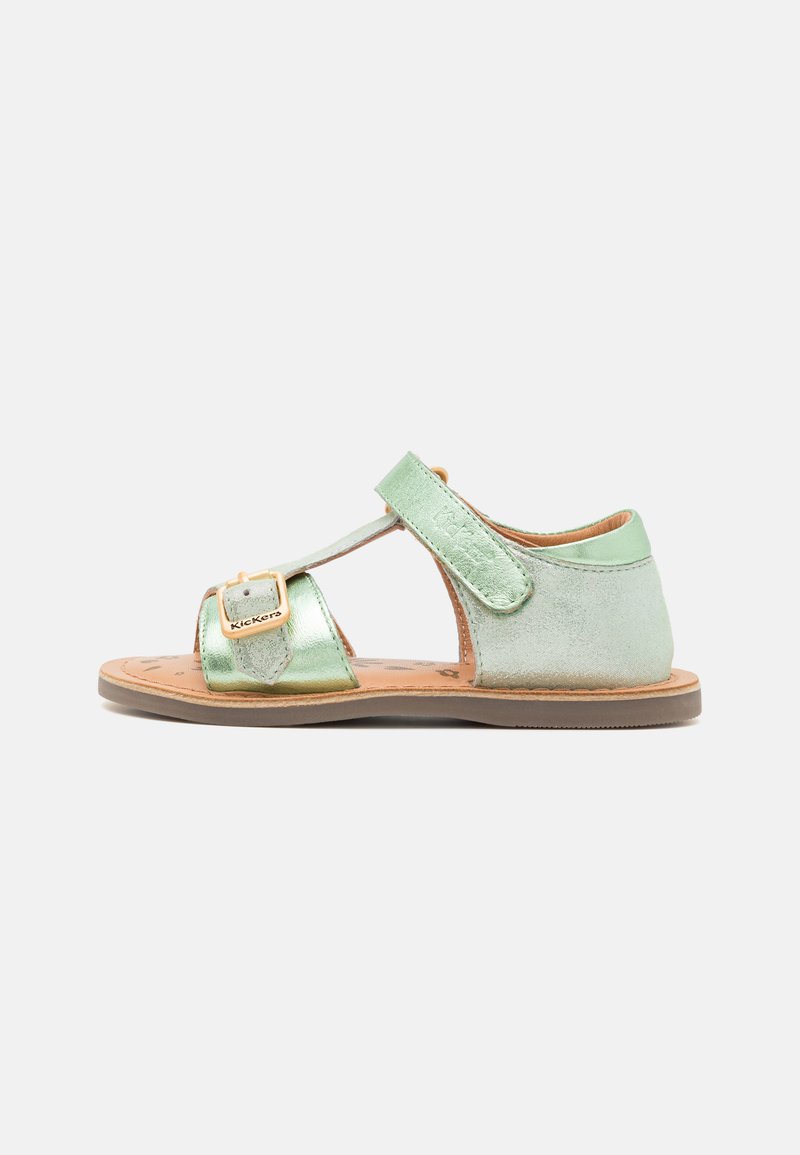 Sandal de cuero metálico verde con una correa ajustable y hebilla dorada, diseño de punta abierta y suela texturizada marrón.