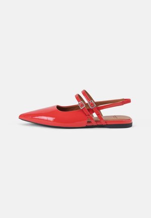 Punaiset lakatut nahka-slingback-tasapohjaiset kengät, joissa on teräväkärkiset varpaat ja kaksi kapeaa ristikkäin olevaa hihnaa neliön muotoisilla soljilla. Litteä pohja ja sileä pinta.