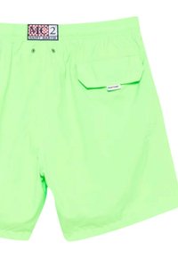 Costumi da bagno verde neon realizzati in materiale leggero, con una tasca posteriore con patta e etichetta del marchio, e una vita elasticizzata.