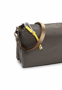 Borsa in tessuto marrone texturizzato con forma strutturata, dotata di una tracolla gialla staccabile e di una tracolla in pelle marrone.