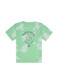 Camiseta de tie-dye verde claro con un gráfico púrpura de un casco y el texto "CAZARECOMPENSAS MANDALORIANO" en un diseño circular.