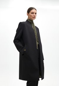 - Klasyczny płaszcz