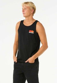 Schwarzes ärmelloses Tanktop mit Rundhalsausschnitt und kleinem, buntem "RIPCURL"-Logo mit Sonnendesign. Glattes, leichtes Material.