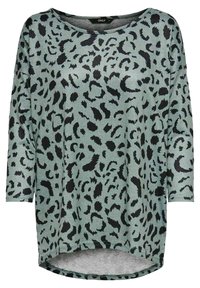 Zielona bluzka z długim rękawem o luźnym kroju, z czarnym nadrukiem w panterkę i zaokrąglonym dołem. Miękka tekstura materiału.