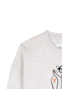 Sweatshirt gris clair avec un col ras du cou, présentant un contour noir d'une figure avec un cœur orange. Texture douce, coupe décontractée.