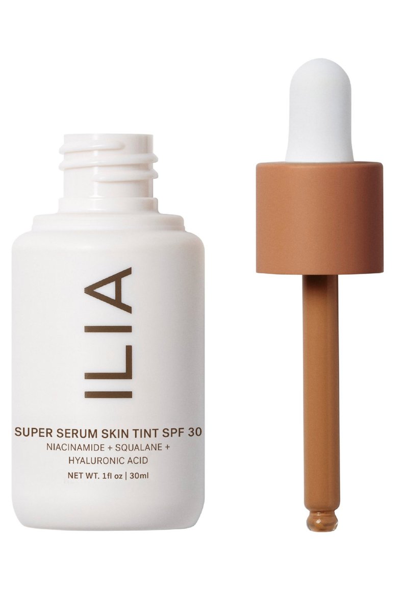 ILIA Super Serum Skin Tint SPF 30 en un frasco blanco, con un tapón cuentagotas marrón. Contiene niacinamida, escualano y ácido hialurónico.