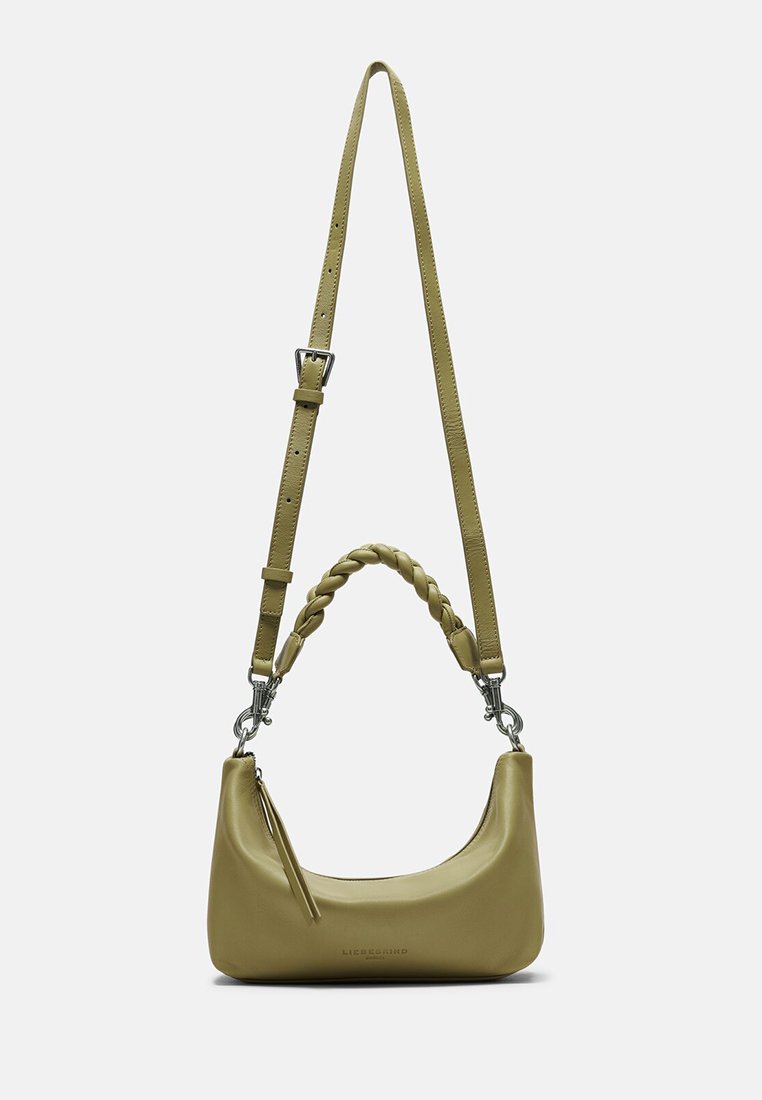 Grüne Lederhandtasche mit geschwungener Form, ausgestattet mit einem geflochtenen Riemen und silberfarbenen Beschlägen, einschließlich eines Reißverschlusses.