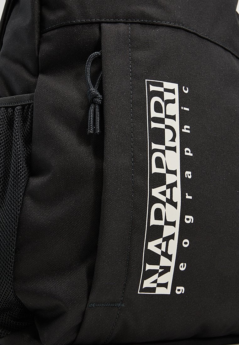Czarny plecak z przednią kieszenią na zamek błyskawiczny, siateczkową kieszenią boczną oraz białym logo "Napapijri geographic" wydrukowanym pionowo.