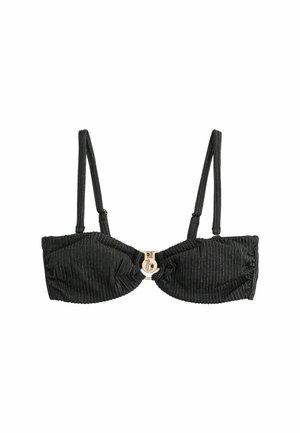 Top de bikini negru cu dungi subțiri, cu bretele ajustabile subțiri și o închizătoare centrală circulară aurie pe un fundal alb.