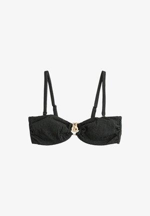 Czarny bikini top w cienkie prążki z regulowanymi, cienkimi ramiączkami i centralnym, okrągłym złotym zapięciem na białym tle.