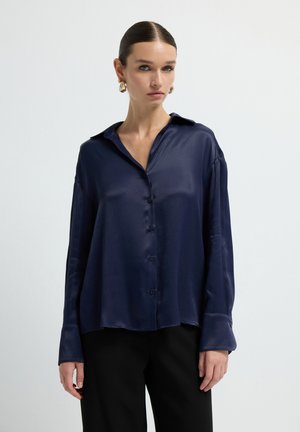 Marineblaue Satin-Hemd mit Knopfleiste, Kragen, langen Ärmeln und lockerer Passform. Verfügt über einen dezenten Glanz und geknöpfte Manschetten.