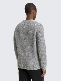 Grauer Strickpullover mit strukturiertem Muster, Rundhalsausschnitt und gerippten Bündchen. Von hinten gezeigt, mit langen Ärmeln und lockerem Sitz.