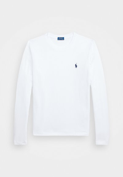 Weißes Langarmshirt aus Baumwolle, runder Ausschnitt, mit kleinem blauem Logo auf der linken Brust. Einfaches Design, reguläre Passform.