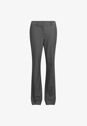 Hallid triibulised kleitpüksid vööaasade ja esiku tõmblukuga, valge tausta ees eksponeeritud.