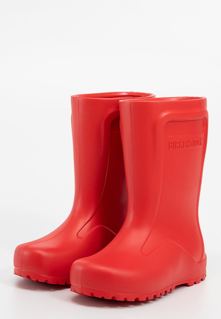 Rode rubberen regenlaarzen met een gladde textuur, ronde neuzen, een lage hak en reliëfbranding op de zijkant. Ontworpen voor waterdichte bescherming.