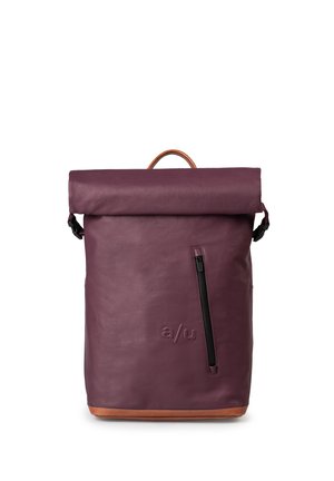 Zaino roll-top in pelle prugna profondo con accenti marroni; presenta una zip nera, una tasca laterale e un logo inciso davanti.