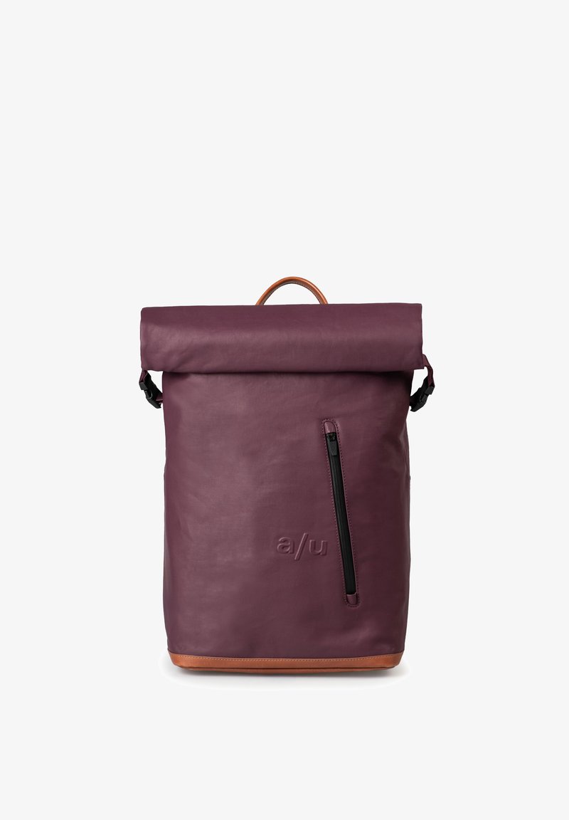 Roll-top rugzak in diep paarse leren uitvoering met bruine accenten; voorzien van een zwarte rits, zijvak en een debossed logo aan de voorkant.