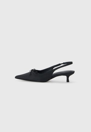 Tacchi slingback neri con punta affusolata, tessuto testurizzato, un piccolo dettaglio a forma di fiocco nella parte anteriore e un tacco kitten modesto.