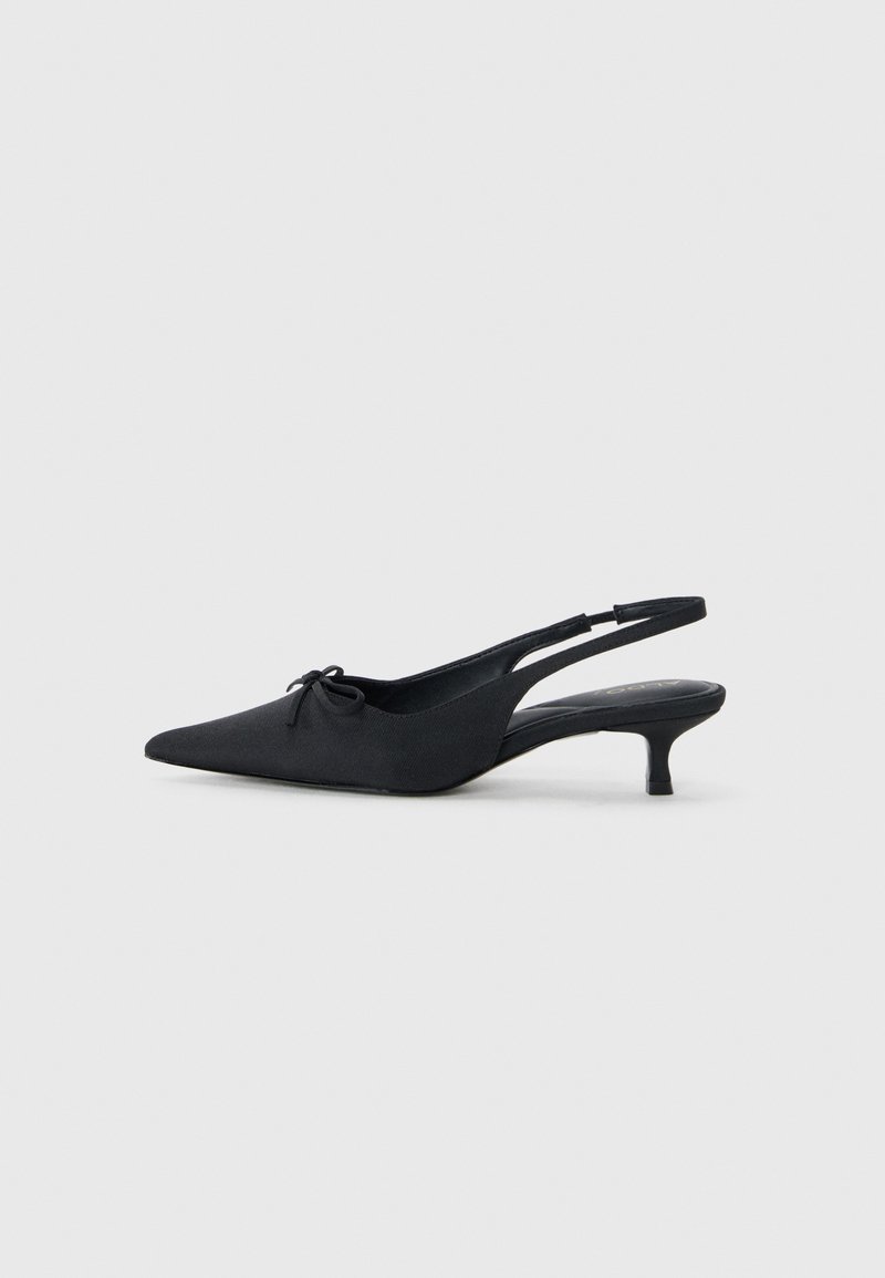 Tacchi slingback neri con punta affusolata, tessuto testurizzato, un piccolo dettaglio a forma di fiocco nella parte anteriore e un tacco kitten modesto.