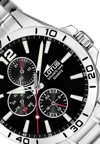 Montre à quartz avec un cadran noir, boîtier en acier inoxydable argenté et bracelet, trois sous-cadrans et index des heures luminescents. Jours de la semaine marqués.