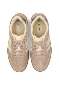 Sneakers in suede beige chiaro con dettagli crema, design con lacci, colletto imbottito e suola in gomma testurizzata. Dettagli su taglia e marca visibili all'interno.