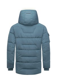 Svijetloplava puffer jakna s kapuljačom, s horizontalnim šavovima, dužim krojem i elastičnim manžetama za toplinu i udobnost.