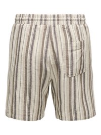 Short beige avec des rayures verticales marron et grises, taille élastique et une seule poche arrière côté droit.