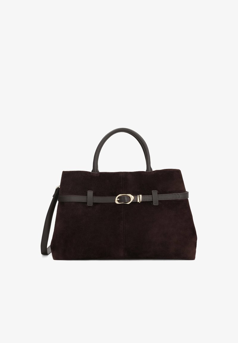 Sac à main en daim brun foncé avec des poignées en cuir noir, une fine ceinture noire avec une boucle dorée à l'avant et une sangle latérale amovible.