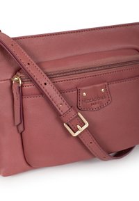 Borsa a tracolla in pelle di colore mauve, con tasca frontale con zip, dettagli in metallo dorato e tracolla regolabile con cuciture decorative.