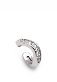 Anillo de plata con un diseño curvado, que presenta una fila de cristales transparentes a lo largo de un lado, acabado suave, forma abierta.