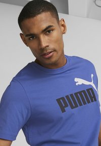Puma ESS COL LOGO - Marškinėliai su spaudiniu - royal sapphire