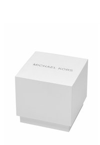 Scatola regalo in cartone bianco con finitura testurizzata, caratterizzata da un logo argento "MICHAEL KORS" sul coperchio. Design quadrato e robusto.