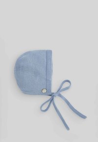 Bonnet tricoté bleu avec des liens, forme ronde, surface texturée, avec un détail de bouton sur le côté, fabriqué à partir d'un matériau doux.