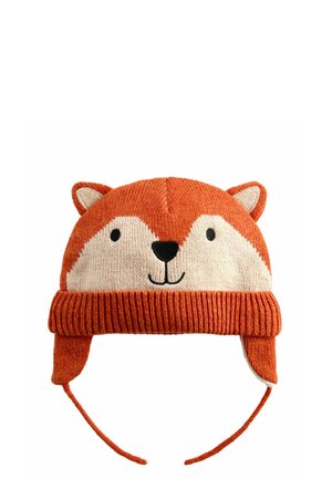 Cappello invernale arancione lavorato a maglia per bambini con disegno del volto di una volpe, paraorecchie e lacci da fissare sotto il mento.