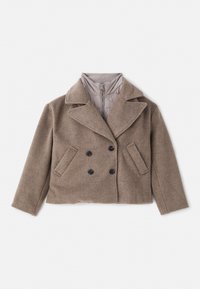 Veste courte en laine taupe à double boutonnage avec larges revers, deux poches avant inclinées, et doublure intérieure matelassée à col zippé.