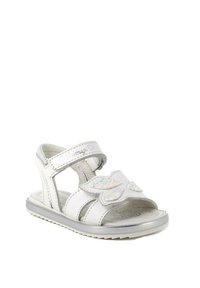Sandalo bianco per bambini con un design glitterato a farfalla, cinturino regolabile in Velcro, stile open-toe e suola con dettagli argentati.