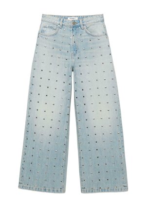 Jasnoniebieskie dżinsy z szerokimi nogawkami i wysokim stanem, z równomiernie rozmieszczonymi srebrnymi kwadratowymi ćwiekami na przedniej tkaninie.