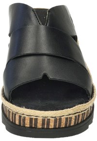 Sandalia de cuero negra con amplias correas diagonales, punta abierta y detalles de cuerda de yute al estilo espadrille en la plataforma. Plantilla texturizada negra.