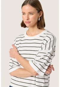 Hvid stribet sweater med mørkegrønne striber, korte ærmer og bred rund halsudskæring. Stoffet ser blødt ud med en afslappet pasform.