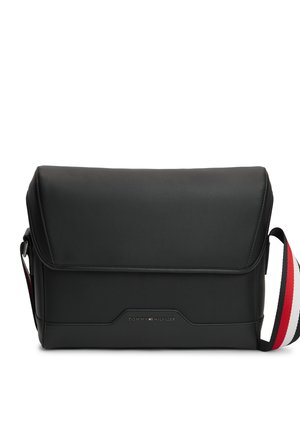 Sort læder messenger taske med frontklap, Tommy Hilfiger logo og justerbar skulderrem med røde, hvide og sorte striber.